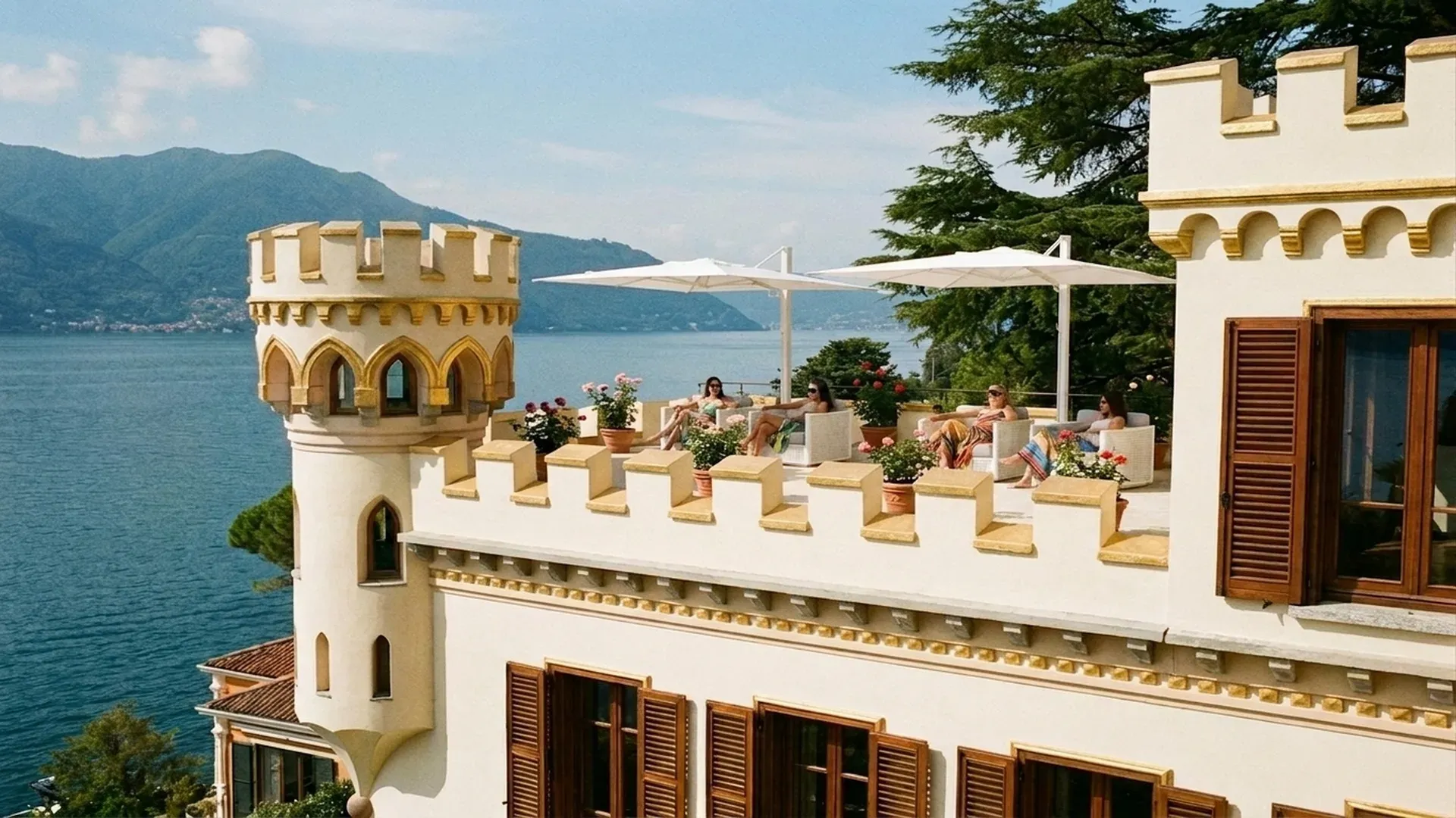 Boutique hotel on the waterfront of Como lake — Style